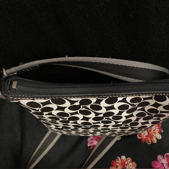 Pre-Owned Coach Signature Messenger Style Bag in Fair condition - Picture 14 of 16